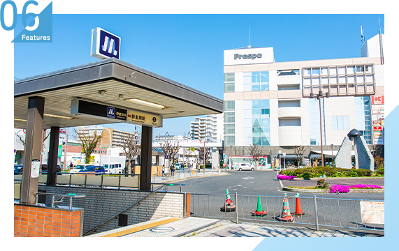 大阪メトロ「新金岡駅」の2番出口よりすぐ「フレスポしんかな」のモール内、3階にあります