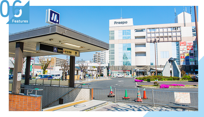 大阪メトロ「新金岡駅」の2番出口よりすぐ「フレスポしんかな」のモール内、3階にあります